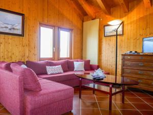 Una sala de estar con un sofá morado y una mesa en Holiday Home Mona by Interhome, en Leontica 18 fotos más