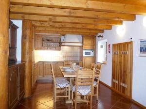 eine Küche mit einem Holztisch und Stühlen in der Unterkunft Holiday Home Mona by Interhome in Leontica