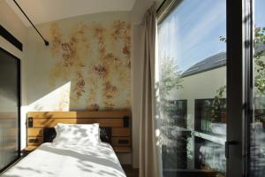 A bed or beds in a room at VERSOVERDE HOTEL Alzaia Naviglio Grande