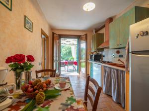 una cocina con una mesa con un bol de fruta. en Holiday Home Rustico Cavernoso by Interhome, en Colle Val D'Elsa