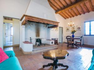 un soggiorno con camino e tavolo di Holiday Home Casa Girasole - SMN101 by Interhome a San Miniato