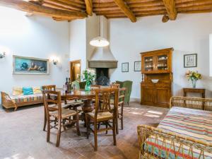 un soggiorno con tavolo, sedie e divano di Holiday Home Casa Girasole - SMN101 by Interhome a San Miniato