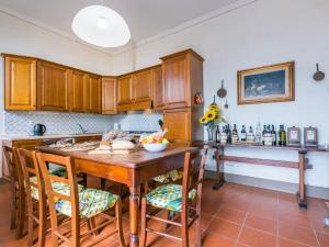 una cucina con armadi in legno e tavolo e sedie in legno di Holiday Home Casa Girasole - SMN101 by Interhome a San Miniato