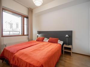 ユッラスにあるHoliday Home Nordic chalet 9211 by Interhomeのベッドルーム1室(大型ベッド1台、オレンジの毛布付)