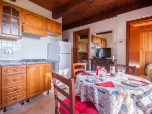 カポリーヴェリにあるHoliday Home Piccola Oasi-6 by Interhomeのテーブル、テーブルクロス付きのキッチンが備わります。