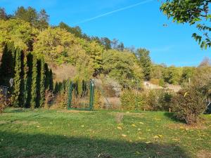ein Tor auf einem Feld mit Bäumen im Hintergrund in der Unterkunft Holiday Home La Colinoise by Interhome in Coly