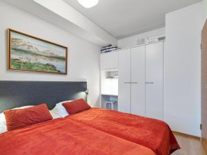 - une chambre avec un grand lit et des placards blancs dans l'établissement Holiday Home Ski chalet vii 7406 by Interhome, à Ylläs 7 autres photos