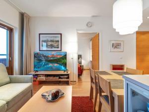 uma sala de estar com um sofá e uma mesa em Holiday Home Ski chalet vii 7406 by Interhome em Ylläs