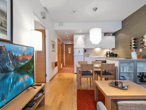 un soggiorno con grande TV e una cucina di Holiday Home Ski chalet vii 7406 by Interhome a Ylläs