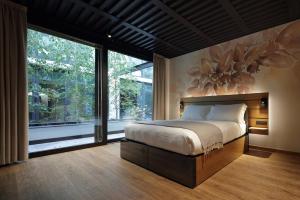 A bed or beds in a room at VERSOVERDE HOTEL Alzaia Naviglio Grande