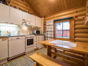ユッラスヤルヴィにあるHoliday Home Kuukkelintupa 1 by Interhomeの木製の天井、白い家電製品付きのキッチン