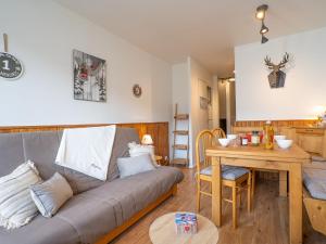ein Wohnzimmer mit Couch und Tisch in der Unterkunft Apartment Les Lauzes D12 by Interhome in Les Menuires + 21 Fotos