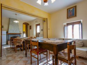 un comedor con una mesa larga y sillas en Holiday Home Francesco by Interhome, en Nievole