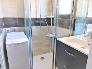 Ένα μπάνιο στο Apartment Le Clos des Alberes-2 by Interhome