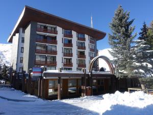 um hotel nas montanhas com neve no chão em Apartment Chanteneige La Croisette-1 by Interhome em Les Menuires