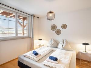 ein Schlafzimmer mit einem Bett mit zwei Handtüchern darauf in der Unterkunft Apartment Top 10 by Interhome in Sankt Margarethen im Lungau