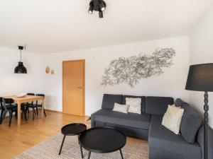 sala de estar con sofá y mesa en Apartment Top 10 by Interhome, en Sankt Margarethen im Lungau