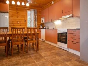 eine Küche mit Tisch und Stühlen in einem Zimmer in der Unterkunft Holiday Home Patrakka by Interhome in Alvettula