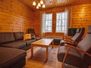 uma sala de estar com um sofá e uma mesa em Holiday Home Patrakka by Interhome em Alvettula