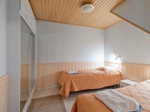 アカスロンポロにあるHoliday Home Yllästar 1 as 209 - la-la by Interhomeのベッドルーム1室(ベッド2台、ガラス張りのシャワー付)