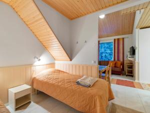 Кровать или кровати в номере Holiday Home Yllästar 1 as 209 - la-la by Interhome