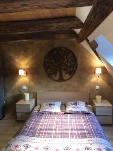 sypialnia z dużym łóżkiem i dwoma szafkami nocnymi w obiekcie Le Logis du Vignoble w mieście Kintzheim