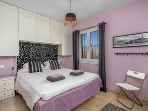 ミハス・コスタにあるHoliday Home Navigolf by Interhomeのベッドルーム1室(ベッド1台、椅子付)