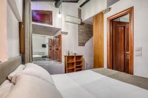 Schlafzimmer mit einem Bett und einer Badewanne in der Unterkunft Luxury Navona in Rom