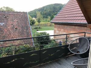 a balcony with a table and chairs on a deck at Le Logis du Vignoble in Kintzheim