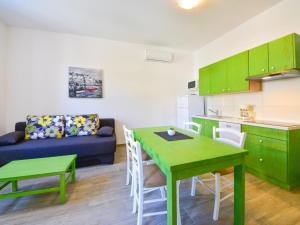 sala de estar con mesa verde y cocina en Apartment Val-1 by Interhome, en Sveti Juraj