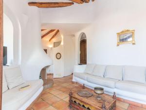 una sala de estar con un sofá y una mesa en Villa Anita by Interhome, en Palau