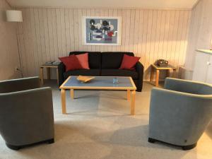 salon z kanapą, stołem i 2 krzesłami w obiekcie Apartment Monique Nr- 1 by Interhome w mieście Gstaad