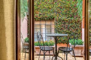 d'une terrasse avec une table et des chaises sur un balcon. dans l'établissement Luxury Navona, à Rome