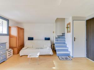 キャヴァレール・シュル・メールにあるStudio Val des Chênes-6 by Interhomeのベッドルーム1室(ベッド1台付)、青い階段