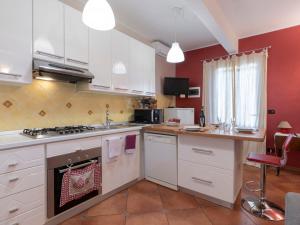 Kuchyňa alebo kuchynka v ubytovaní Apartment La Marina by Interhome