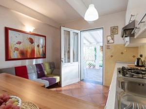 Kuchyňa alebo kuchynka v ubytovaní Apartment La Marina by Interhome + 15 fotografií