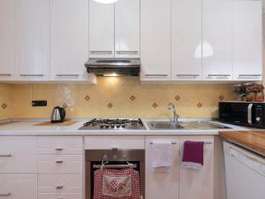 Kuchyňa alebo kuchynka v ubytovaní Apartment La Marina by Interhome