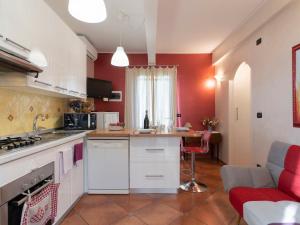Kuchyňa alebo kuchynka v ubytovaní Apartment La Marina by Interhome