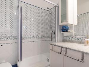 Kúpeľňa v ubytovaní Apartment La Marina by Interhome