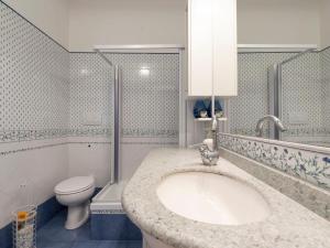 Kúpeľňa v ubytovaní Apartment La Marina by Interhome