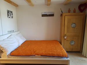 ズルレイにあるApartment Residenza Chesa Margun 58-4 by Interhomeのベッドルーム1室(オレンジ色の毛布付きのベッド1台付)
