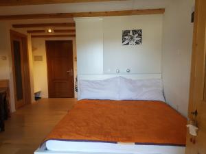 Ένα ή περισσότερα κρεβάτια σε δωμάτιο στο Apartment Residenza Chesa Margun 58-4 by Interhome
