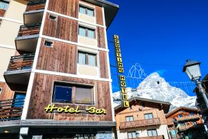 Nespecifikovaný výhled na hory nebo výhled na hory při pohledu z hotelu