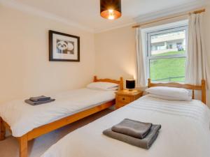 Duas camas num quarto com uma janela em Holiday Home Riviera by Interhome em Torquay