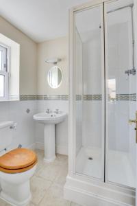 uma casa de banho com um chuveiro, um WC e um lavatório. em Holiday Home Riviera by Interhome em Torquay