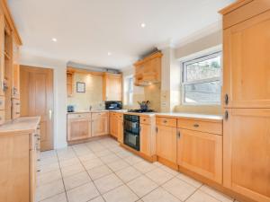 uma grande cozinha com armários de madeira e uma janela em Holiday Home Riviera by Interhome em Torquay