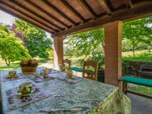 einen Tisch mit einem Tischtuch auf einer Terrasse in der Unterkunft Holiday Home I Casali Del Re by Interhome in San Vito