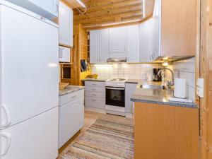 AhmovaaraにあるHoliday Home Pielislinna-savilahti by Interhomeのキッチン(白いキャビネット、コンロ付)
