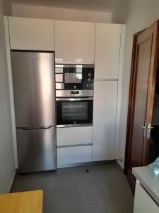 W kuchni znajduje się lodówka ze stali nierdzewnej i kuchenka mikrofalowa. w obiekcie El Electron Parking Gratuito w mieście Santa Cruz de la Palma