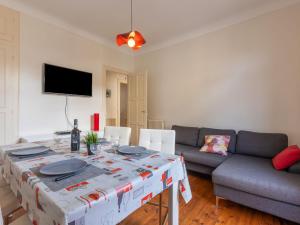 un soggiorno con tavolo e divano di Apartment Andree Baita by Interhome a Saint-Jean-de-Luz